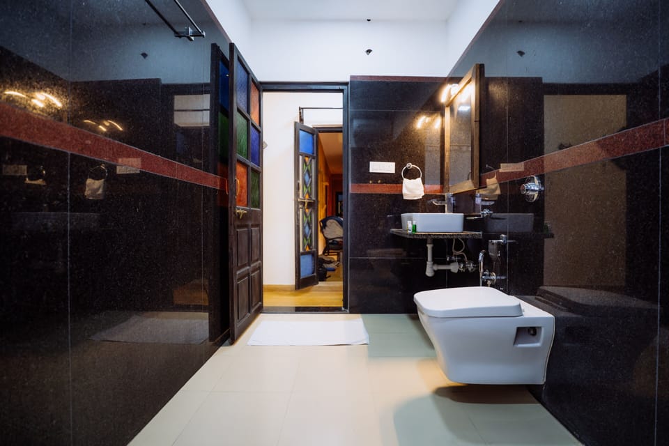 Superior Room, 1 Double Bed | Bathroom | Shower, free toiletries, slippers, towels