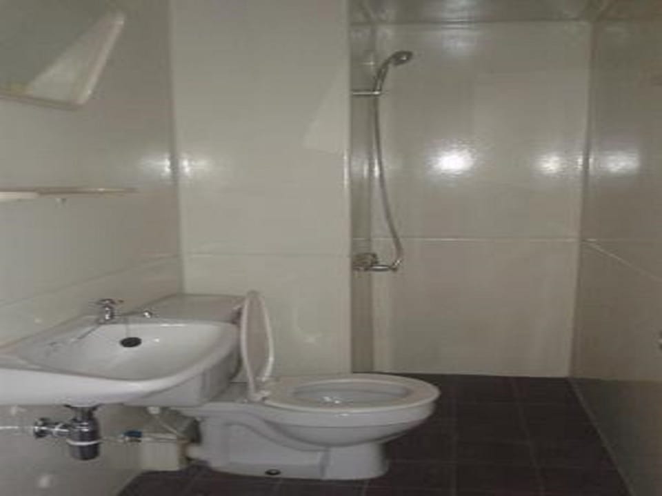 Shower, free toiletries, slippers, towels