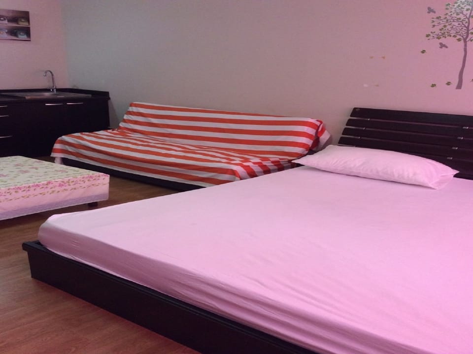 Iron/ironing board, rollaway beds, free WiFi