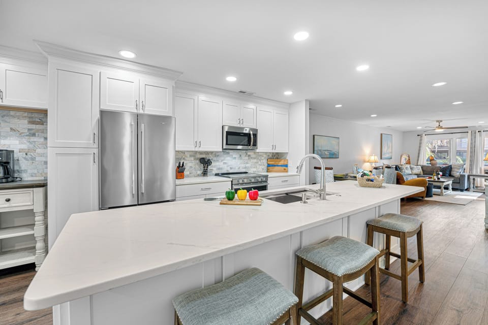 This fully equipped kitchen is perfect for cooking and meal prep, featuring all the essentials for your culinary needs