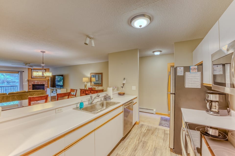 Kitchen offers stainless steel appliances and a breakfast bar for 4.