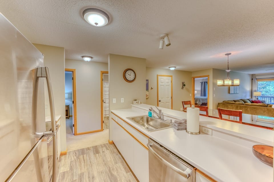 Kitchen offers stainless steel appliances and a breakfast bar for 4.