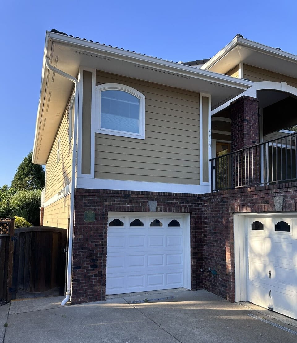 Driveway leads you directly to your new place Convenient, plentiful parking