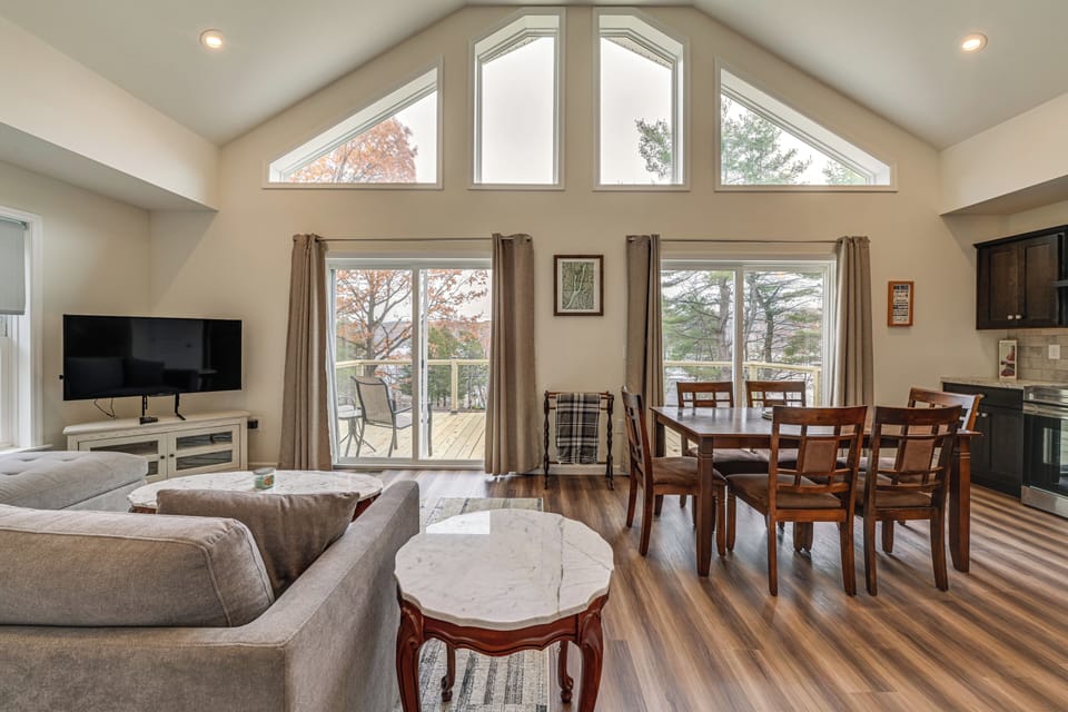 Living Room | Free WiFi | Central A/C & Heat