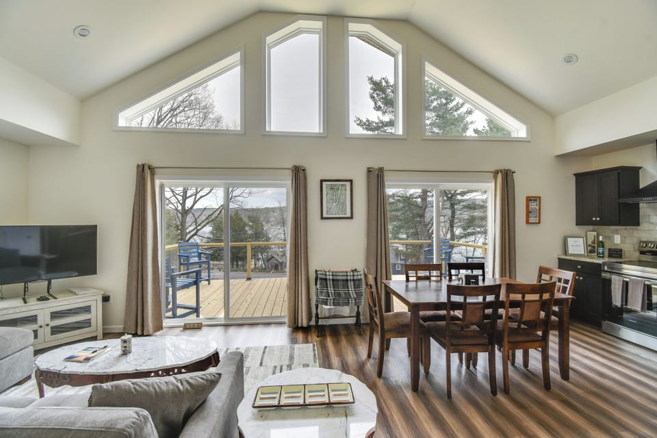 Living Room | Free WiFi | Central A/C & Heat