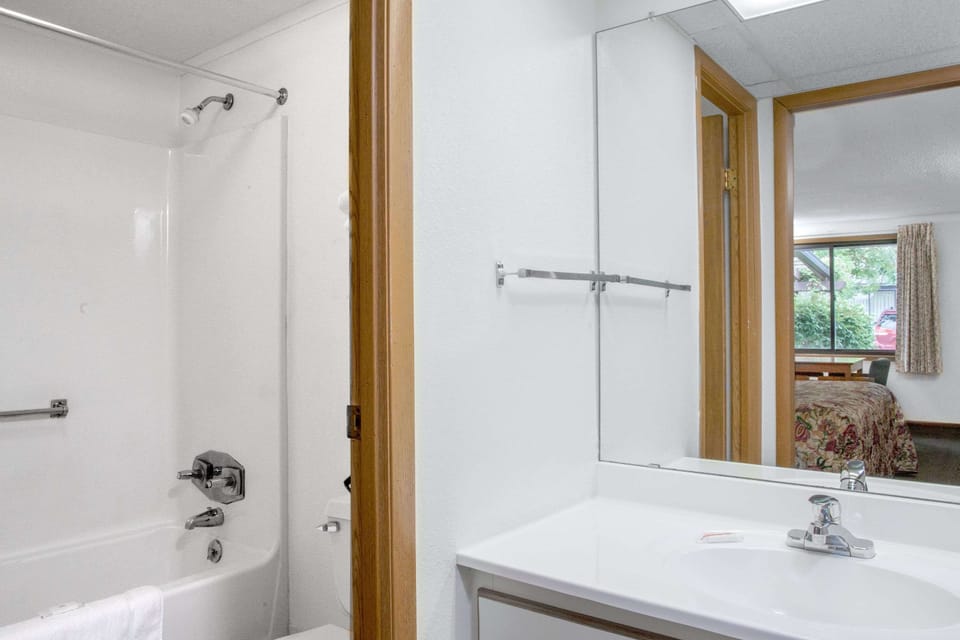 Combined shower/tub, free toiletries, towels