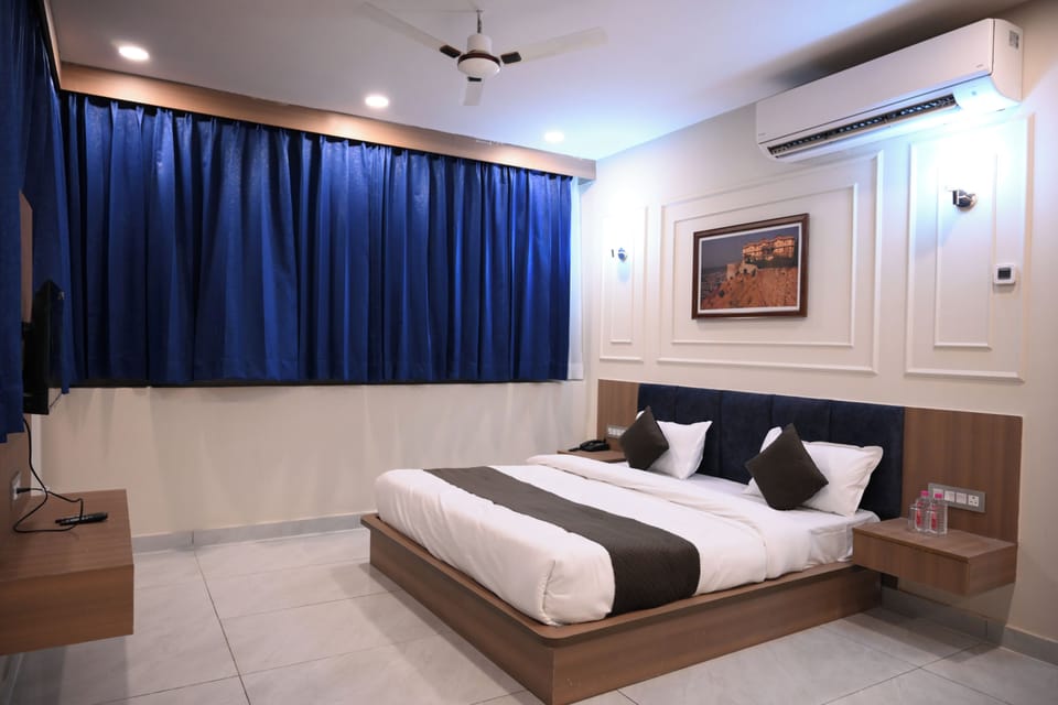 Suite, Garden View | Desk, laptop workspace, soundproofing, WiFi (free)