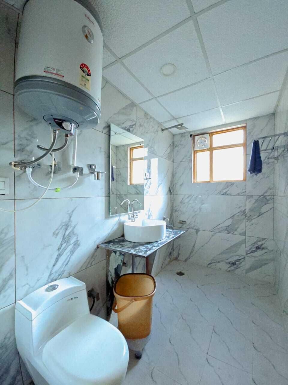 Deluxe Double Room | Bathroom | Free toiletries, towels, shampoo, toilet paper