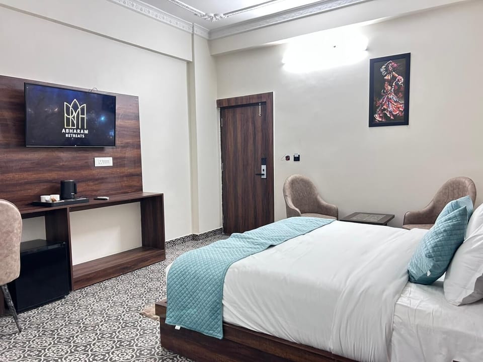 Desk, laptop workspace, iron/ironing board, free WiFi