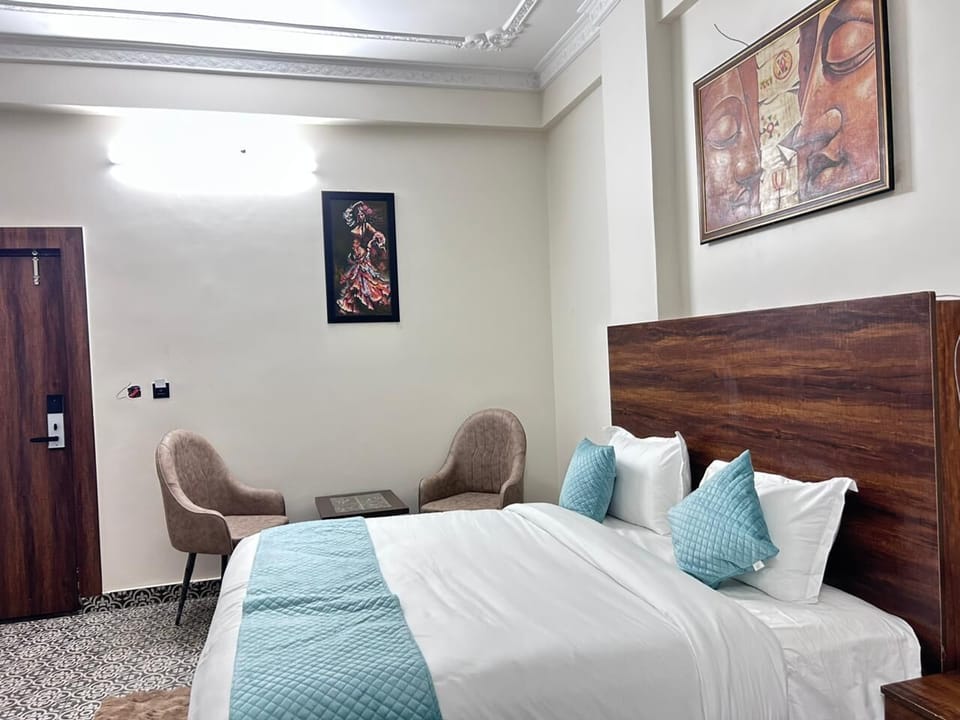 Desk, laptop workspace, iron/ironing board, free WiFi
