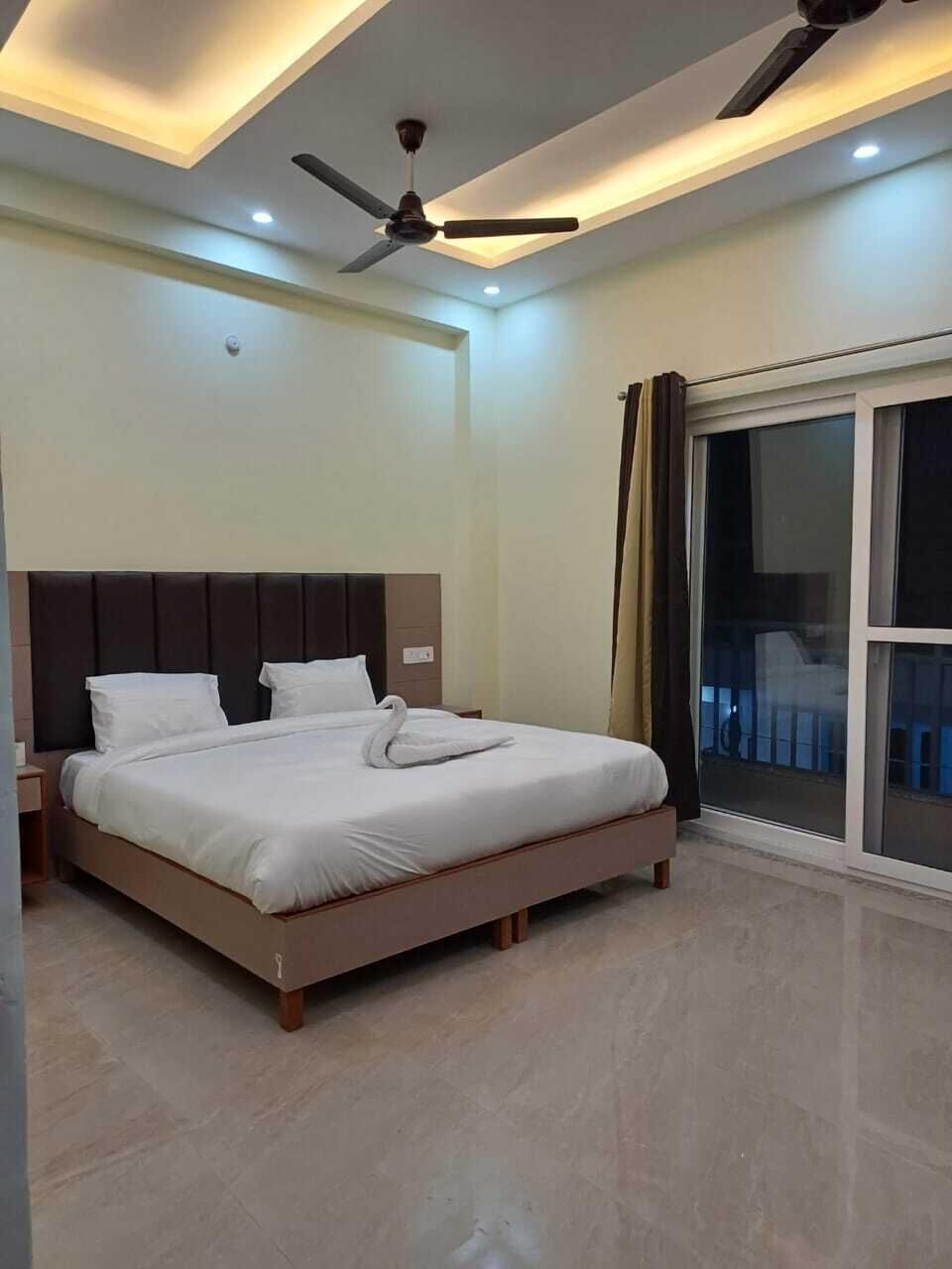Deluxe Double Room | Desk, laptop workspace, iron/ironing board, free WiFi