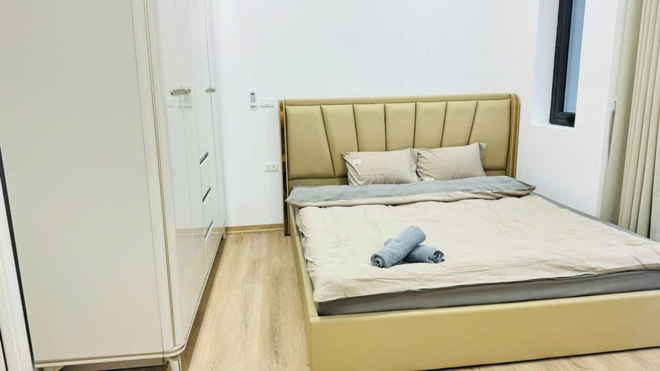 Desk, soundproofing, WiFi (free)
