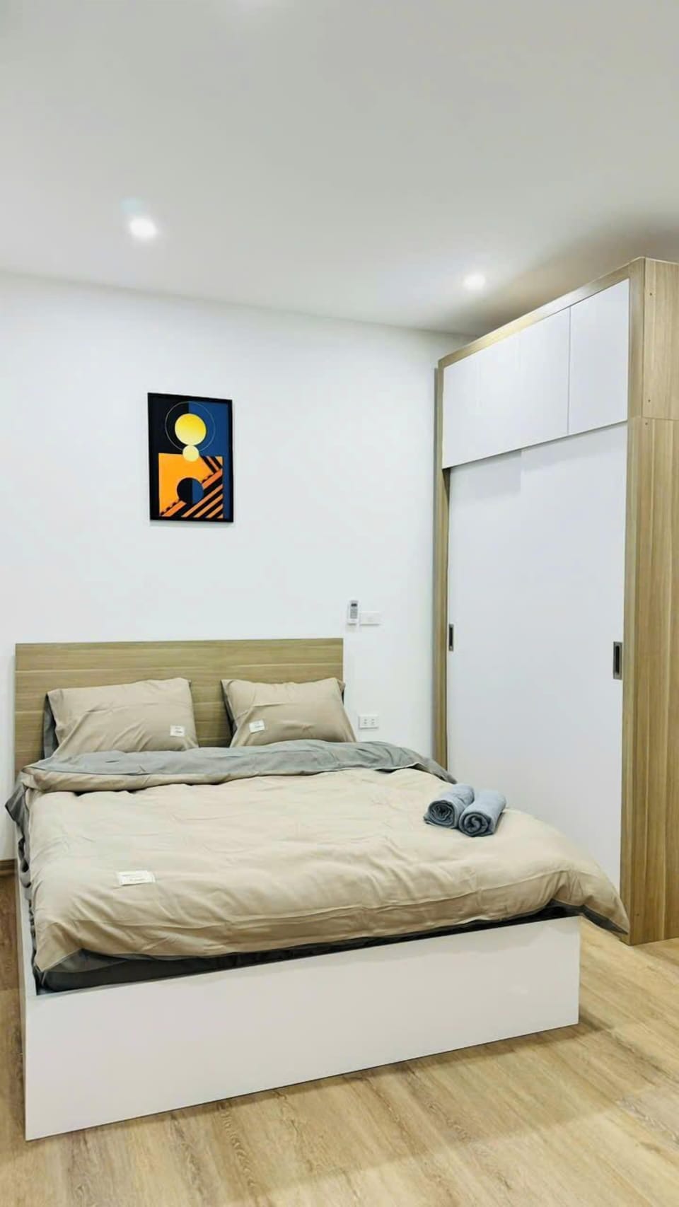 Desk, soundproofing, WiFi (free)
