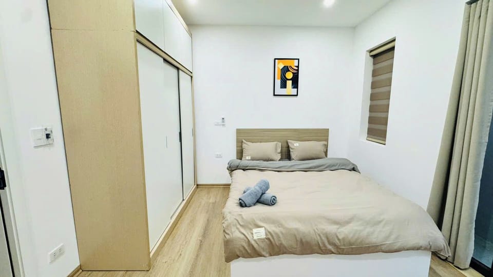 Desk, soundproofing, WiFi (free)