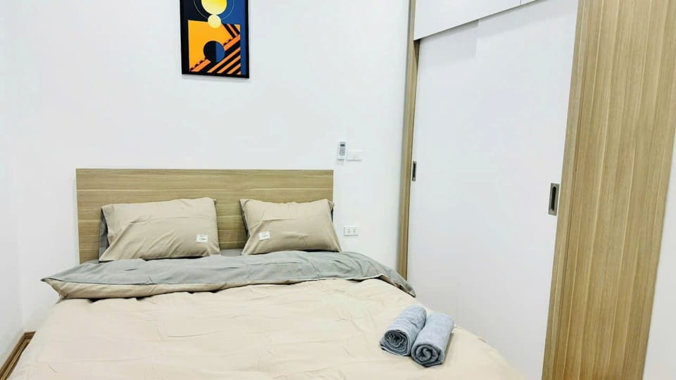 Basic Room, 1 King Bed, City View | Desk, soundproofing, WiFi (free)