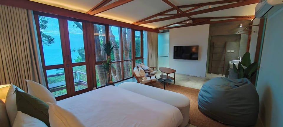 Superior Double Room, Balcony, Sea View | In-room safe, desk, iron/ironing board, free WiFi