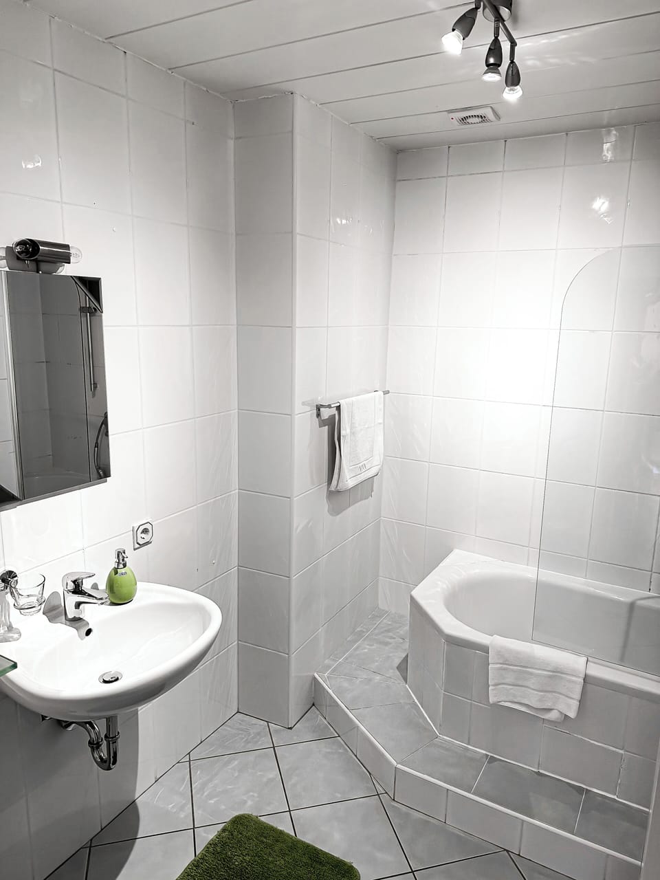 Family Apartment, 2 Bedrooms, Kitchen | Bathroom | Hair dryer, towels, soap, shampoo