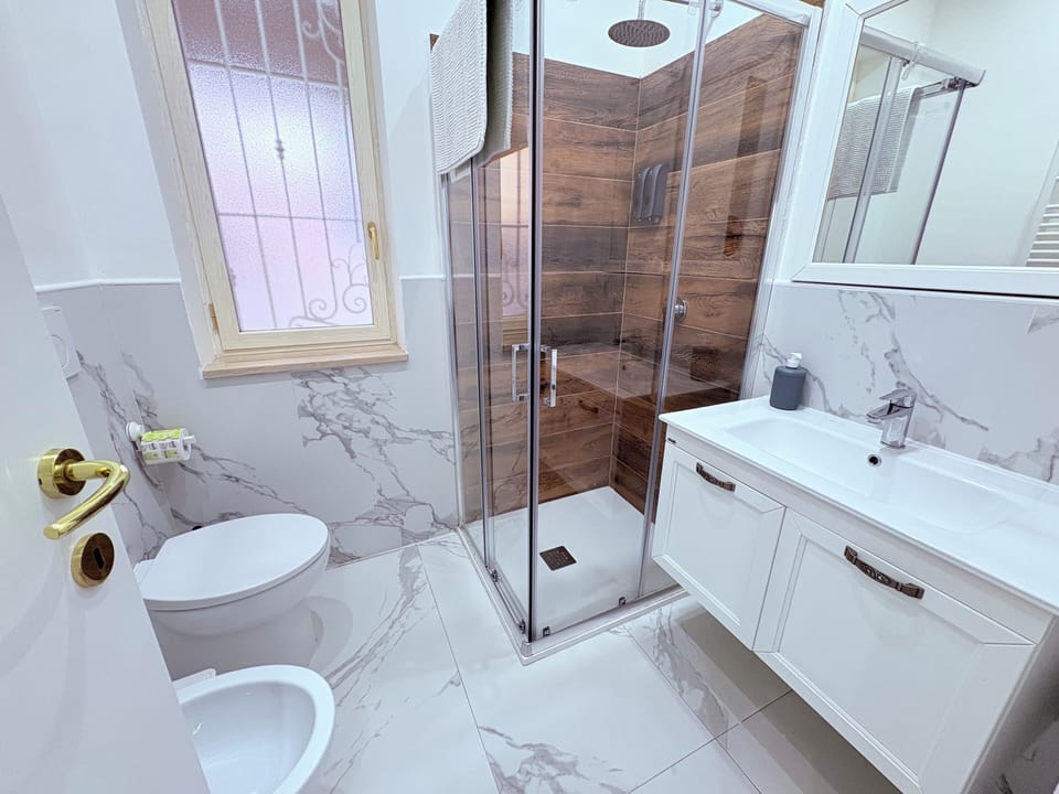 Junior Townhome, Patio, Courtyard View | Bathroom | Shower, free toiletries, hair dryer, bidet
