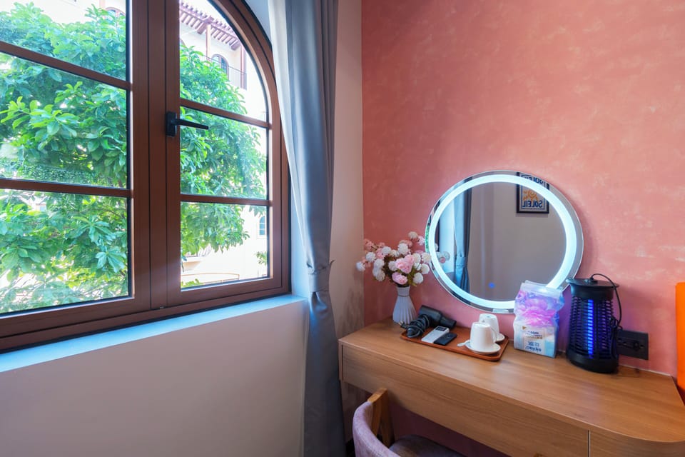 Standard Studio | Desk, free WiFi