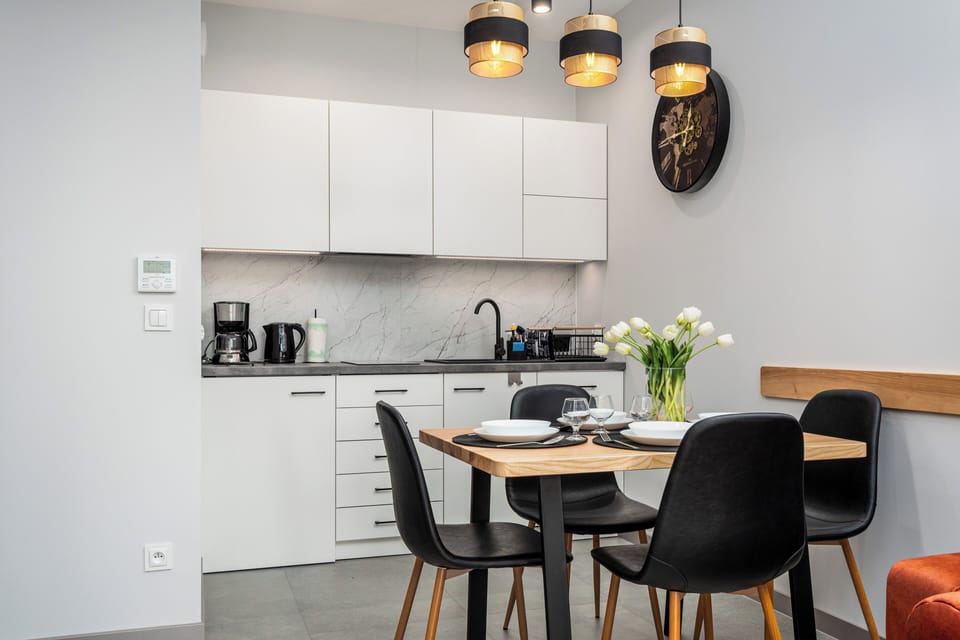 Apartment (122) | Private kitchen | Fridge, stovetop, electric kettle, cookware/dishes/utensils