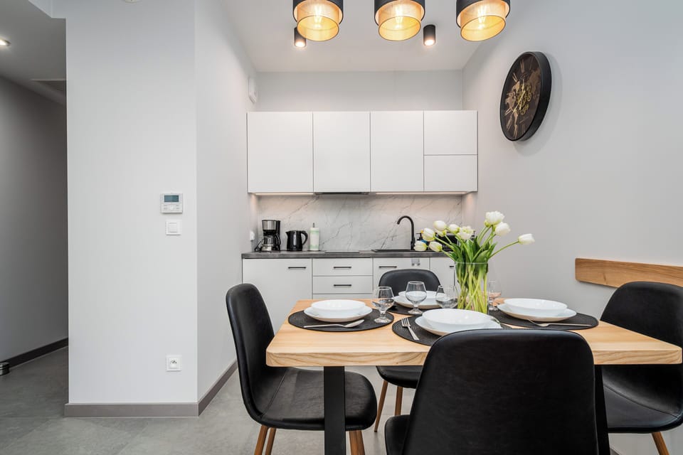 Apartment (122) | Private kitchen | Fridge, stovetop, electric kettle, cookware/dishes/utensils