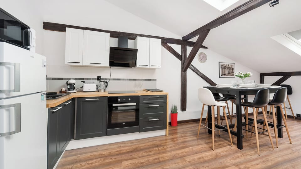 Apartment (27) | Private kitchen | Fridge, stovetop, electric kettle, cookware/dishes/utensils