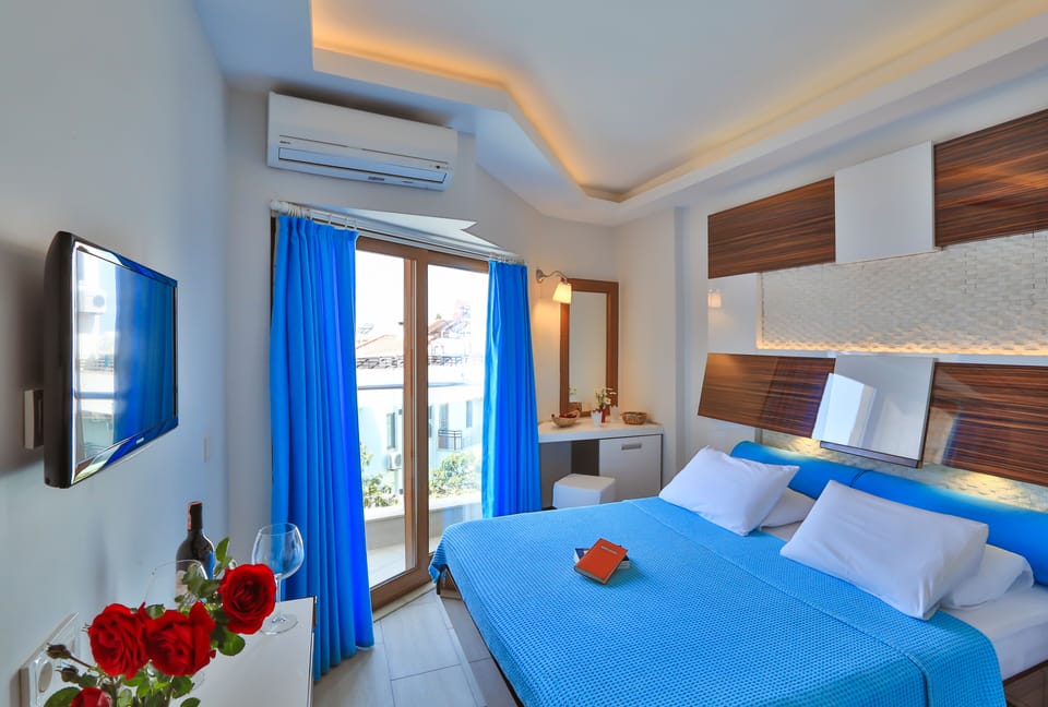 Egyptian cotton sheets, premium bedding, minibar, in-room safe