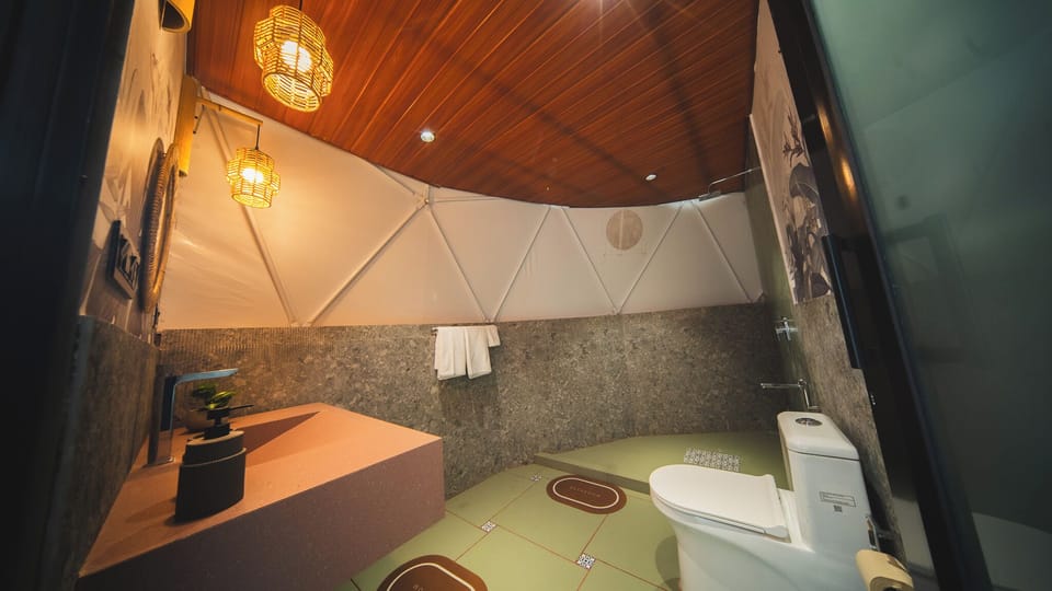 Lake View Studio | Bathroom | Towels, soap, shampoo, toilet paper