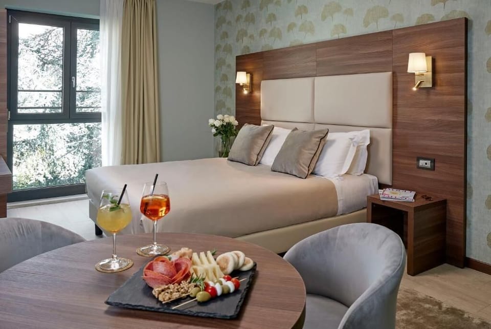 Minibar, in-room safe, soundproofing, free WiFi