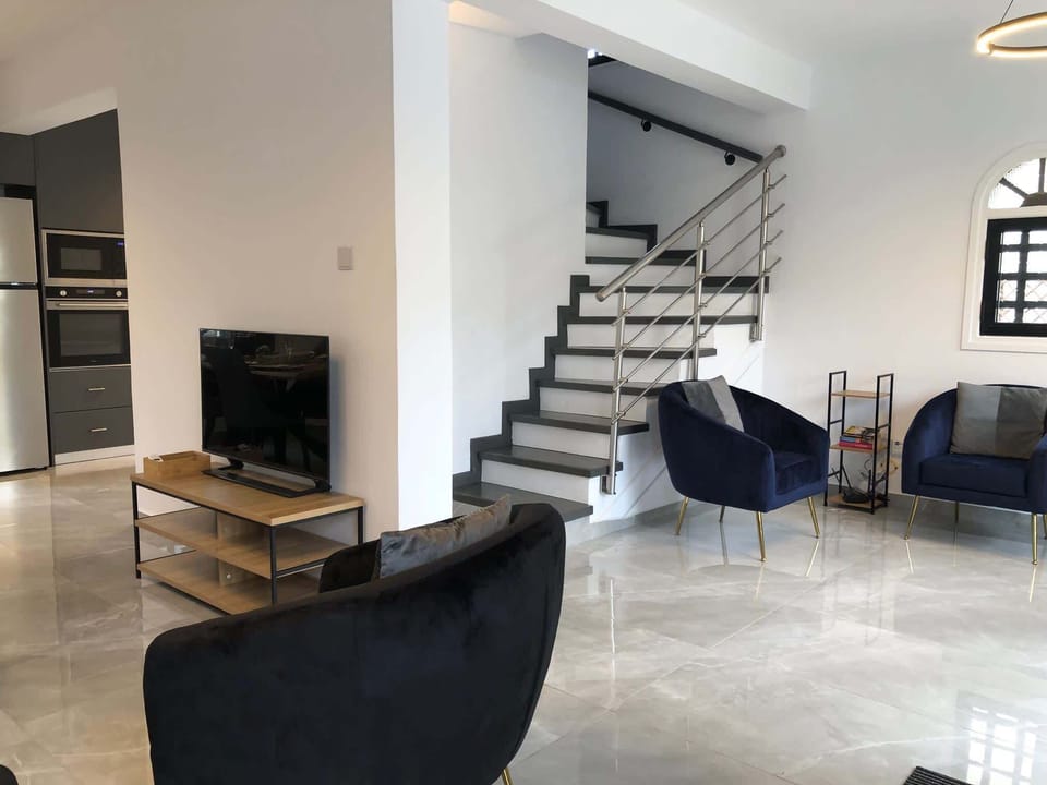Open plan living area leads onto kitchen and upstairs to the 3 bedrooms and bathroom