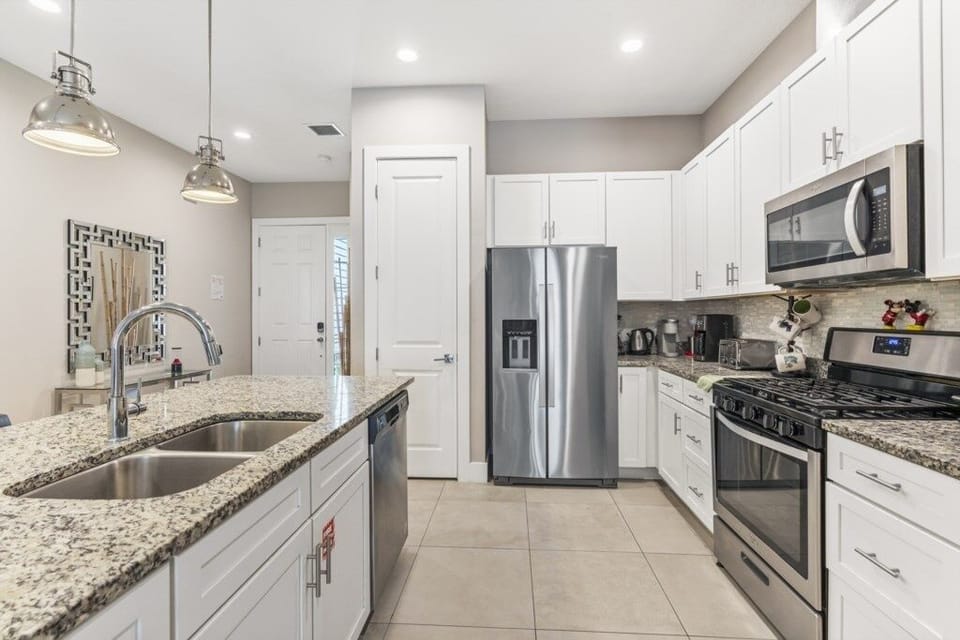 Townhome, 4 Bedrooms | Private kitchen
