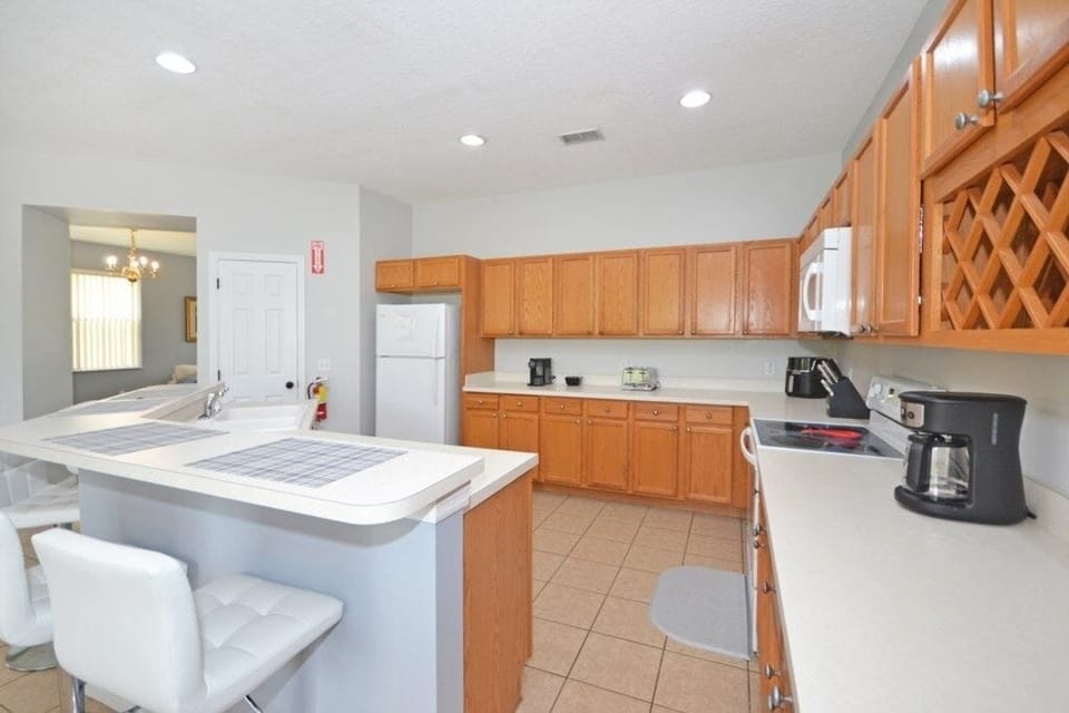 House, 4 Bedrooms | Private kitchen
