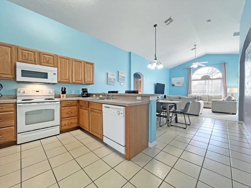 House, 3 Bedrooms | Private kitchen