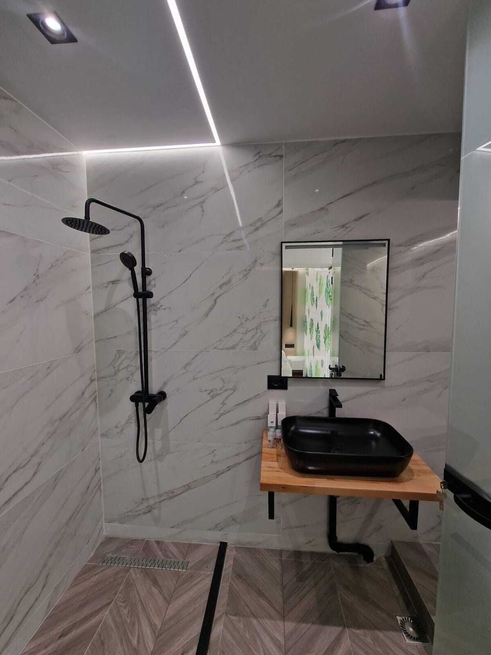 Triple Room | Bathroom | Shower, free toiletries, towels, shampoo