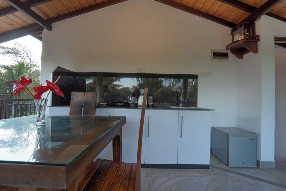 Deluxe Triple Room | Private kitchen | Full-size fridge, microwave, oven, stovetop