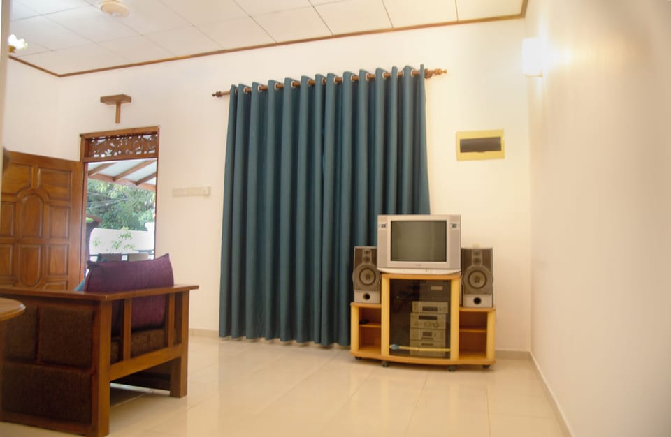 Deluxe Apartment, Balcony, Pool View | Living area
