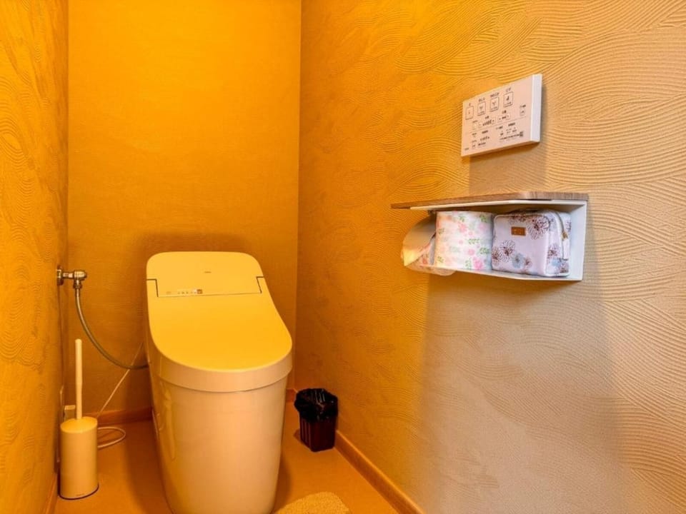 Hair dryer, bidet, towels, shampoo