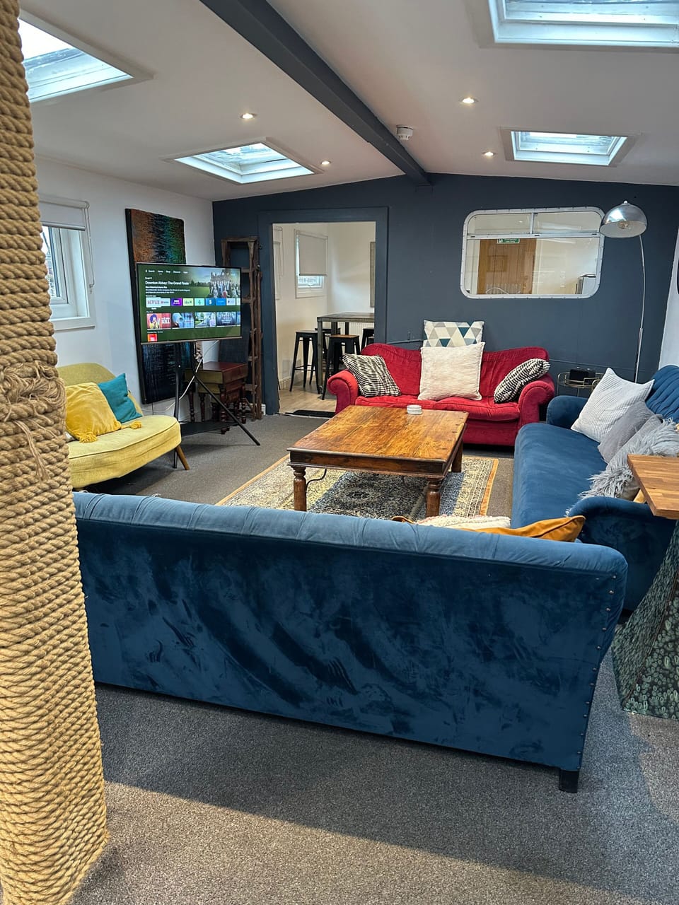 House, 6 Bedrooms, Smoking | Living room