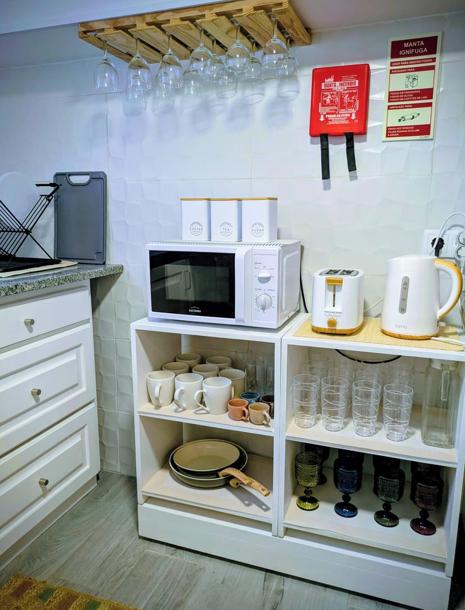 Full-size fridge, microwave, oven, stovetop