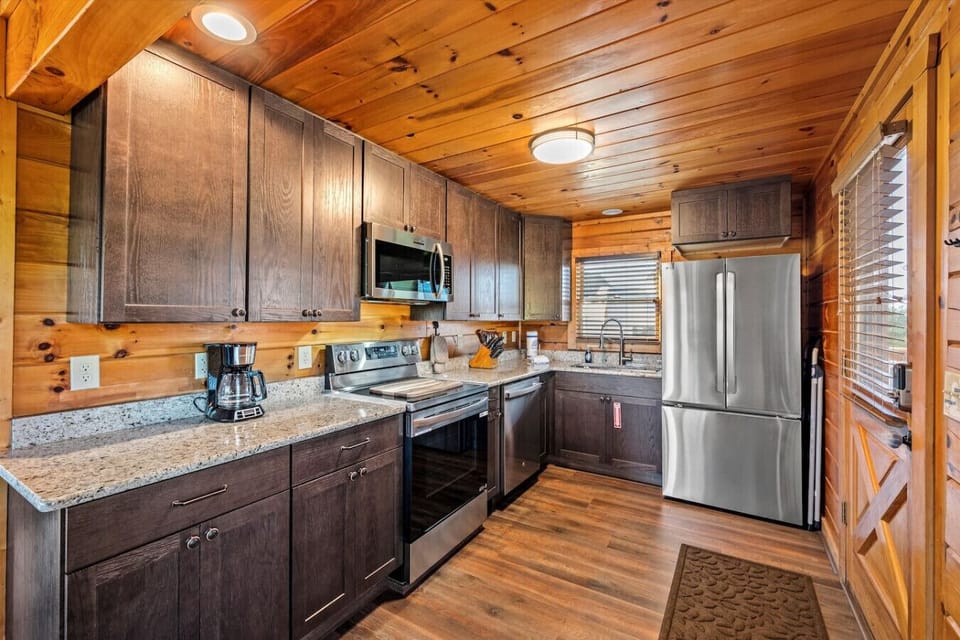 The full kitchen is ready for anything—from a hearty mountain breakfast to late-night snacks after a day exploring. Granite counters, stainless appliances, and plenty of space to cook together.