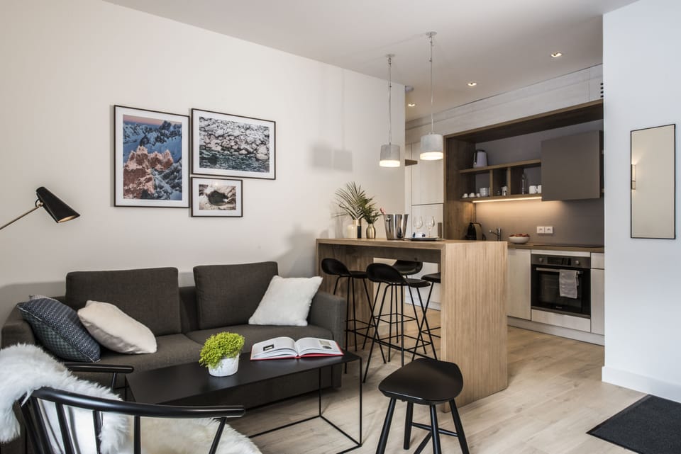 Superior Apartment, 1 Bedroom, Mountain View | Living room | Flat-screen TV