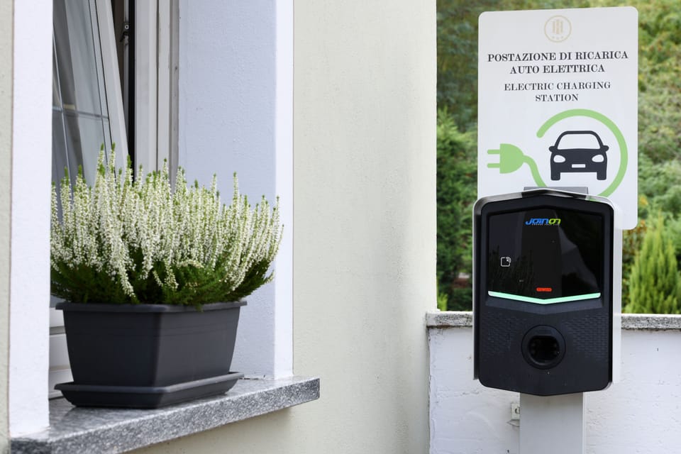 Electric vehicle charging station