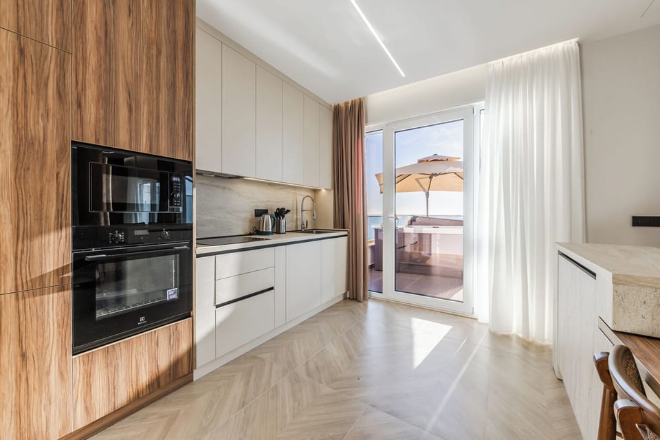 Luxury Penthouse, Beach View | Private kitchen | Electric kettle, cleaning supplies, freezer, paper towels