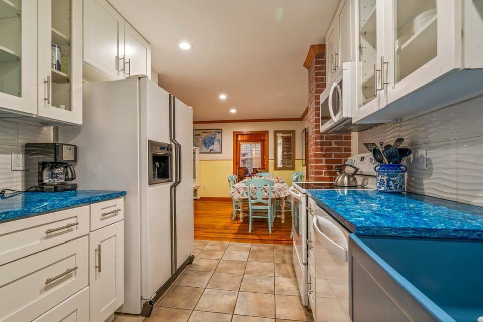 The inviting kitchen is well equipped for an unforgettable getaway​