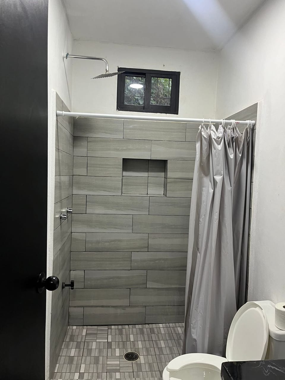 Standard Room | Bathroom | Shower, towels, soap, shampoo