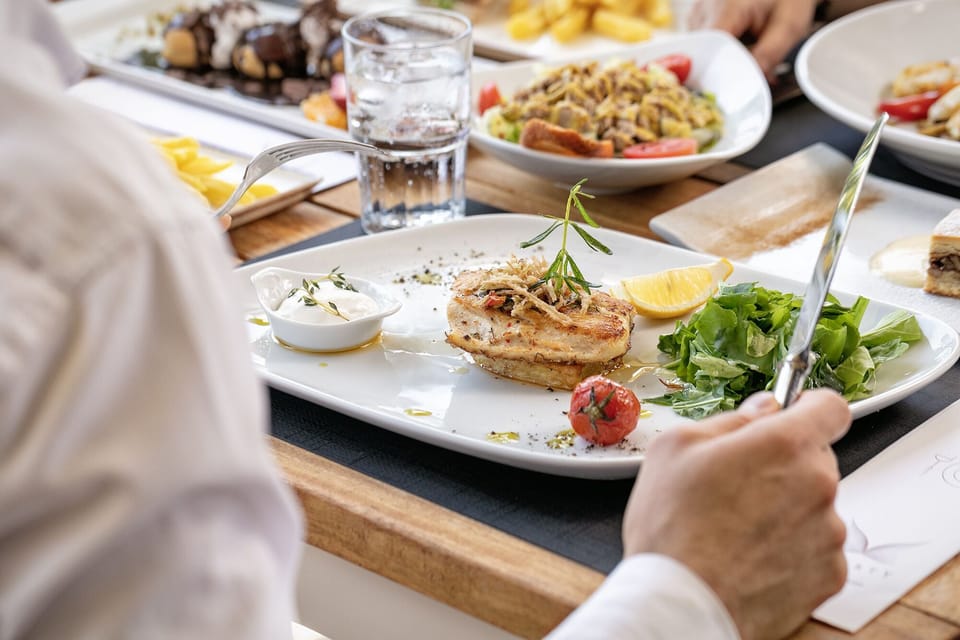 4 restaurants; breakfast, lunch, and dinner served