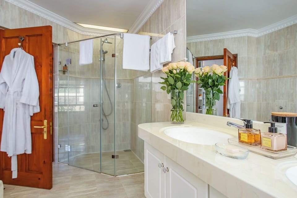 Standard Double Room | Bathroom
