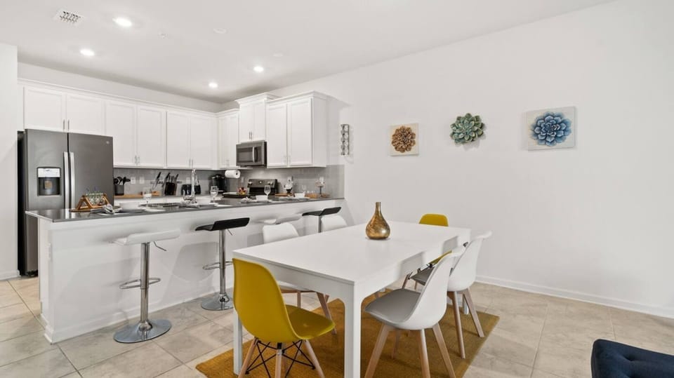 House | 3 bedrooms, desk