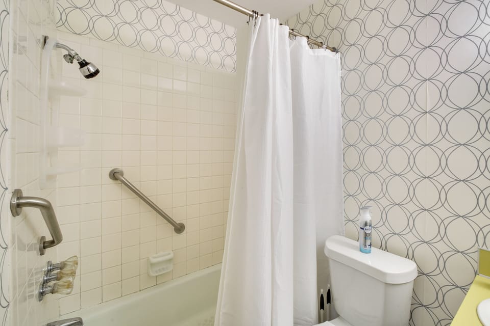 Full Bathroom | 1st Floor | Towels Provided