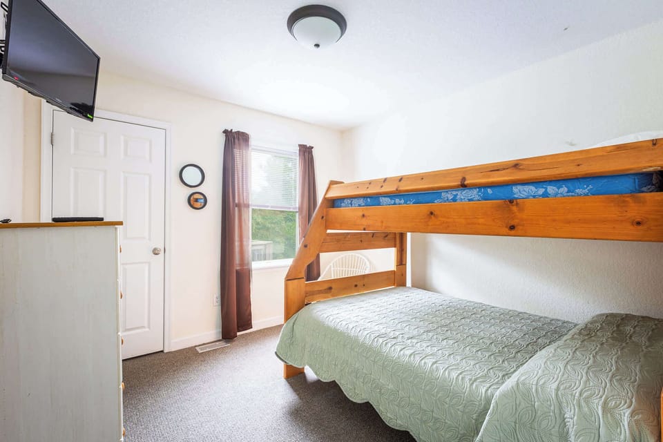 Mid Level: DuoBunk Bedroom (Twin over Full)